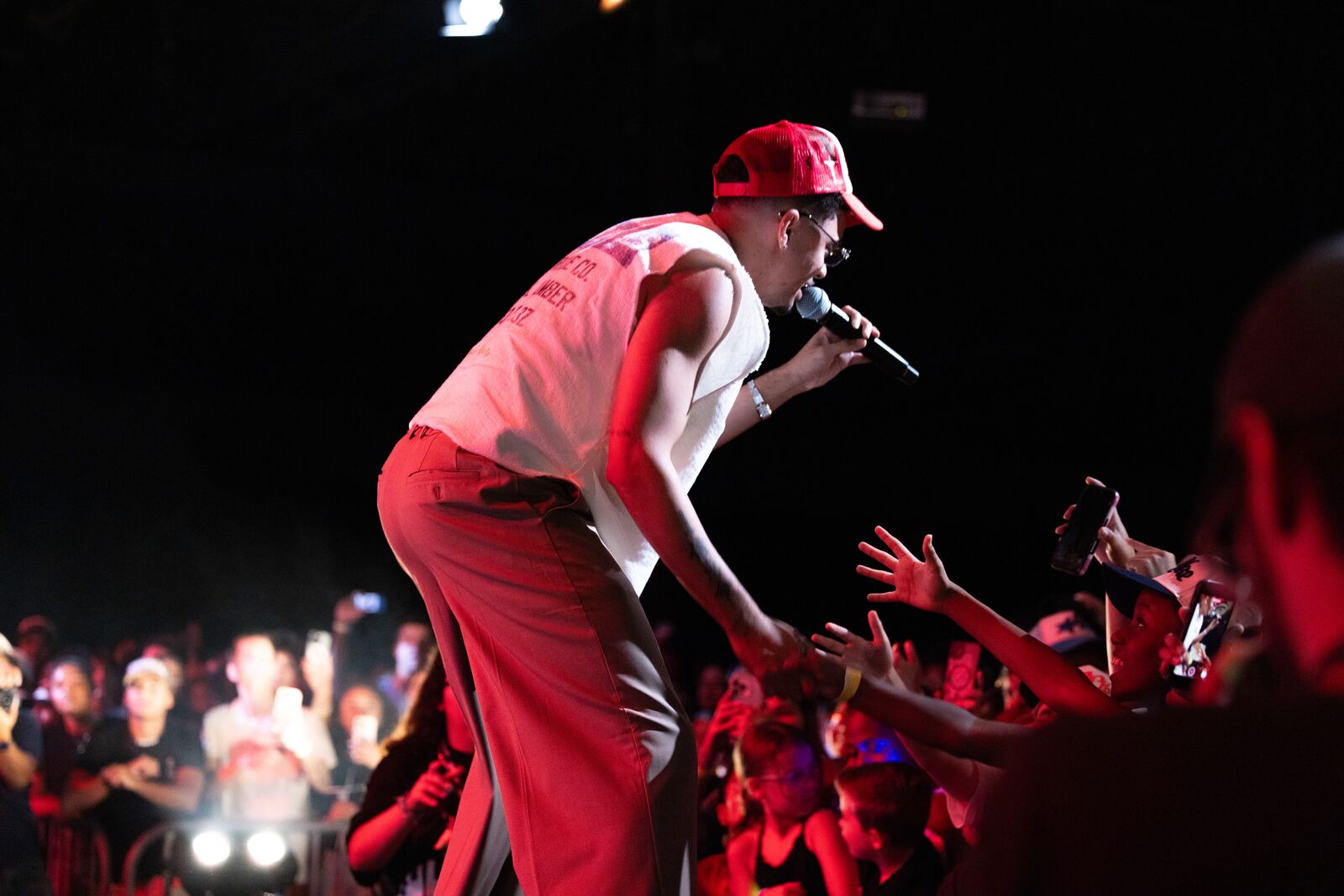 Miles Minnick performing to an engaged crowd